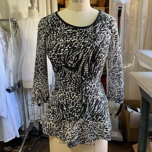 Eci NY great top day to night wear with a pair of black jeans/ pants or skirt!